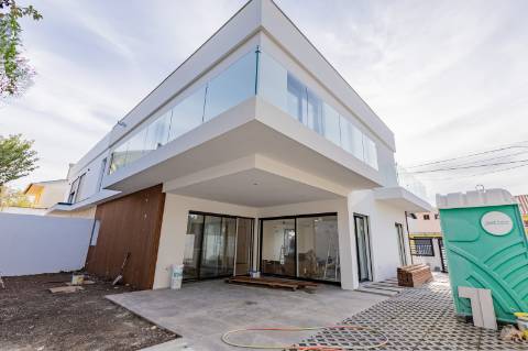 Elegante Moradia T3 + 1 Recém-Construída, Três Suites, Acabamentos Premium e Jardim Privativo