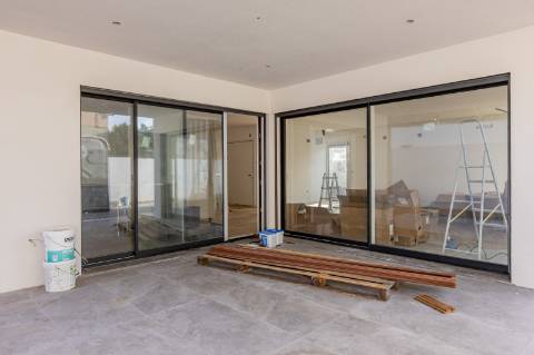 Elegante Moradia T3 + 1 Recém-Construída, Três Suites, Acabamentos Premium e Jardim Privativo