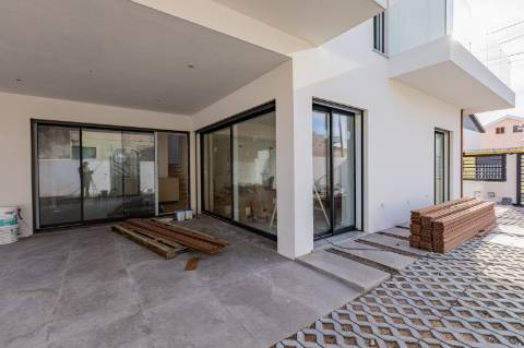 Elegante Moradia T3 + 1 Recém-Construída, Três Suites, Acabamentos Premium e Jardim Privativo