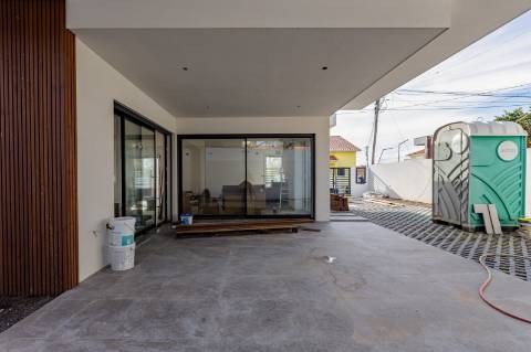 Elegante Moradia T3 + 1 Recém-Construída, Três Suites, Acabamentos Premium e Jardim Privativo