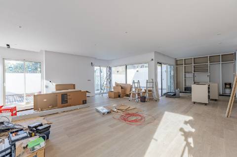 Elegante Moradia T3 + 1 Recém-Construída, Três Suites, Acabamentos Premium e Jardim Privativo