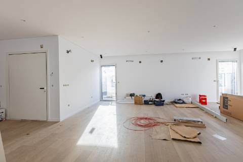 Elegante Moradia T3 + 1 Recém-Construída, Três Suites, Acabamentos Premium e Jardim Privativo