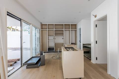 Elegante Moradia T3 + 1 Recém-Construída, Três Suites, Acabamentos Premium e Jardim Privativo