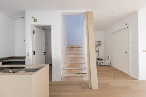 Elegante Moradia T3 + 1 Recém-Construída, Três Suites, Acabamentos Premium e Jardim Privativo