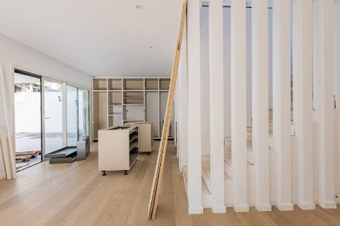 Elegante Moradia T3 + 1 Recém-Construída, Três Suites, Acabamentos Premium e Jardim Privativo