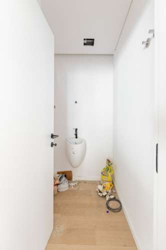 Elegante Moradia T3 + 1 Recém-Construída, Três Suites, Acabamentos Premium e Jardim Privativo