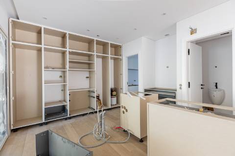 Elegante Moradia T3 + 1 Recém-Construída, Três Suites, Acabamentos Premium e Jardim Privativo