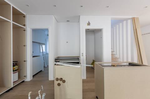 Elegante Moradia T3 + 1 Recém-Construída, Três Suites, Acabamentos Premium e Jardim Privativo