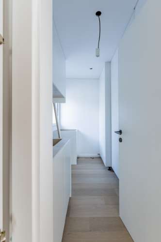 Elegante Moradia T3 + 1 Recém-Construída, Três Suites, Acabamentos Premium e Jardim Privativo