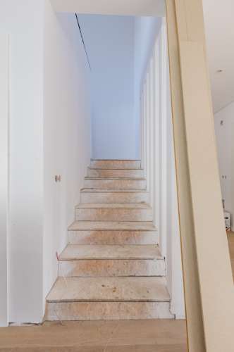 Elegante Moradia T3 + 1 Recém-Construída, Três Suites, Acabamentos Premium e Jardim Privativo