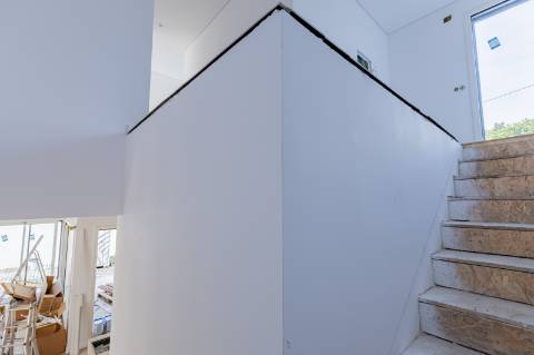 Elegante Moradia T3 + 1 Recém-Construída, Três Suites, Acabamentos Premium e Jardim Privativo