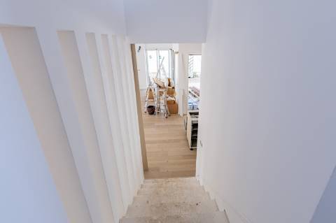 Elegante Moradia T3 + 1 Recém-Construída, Três Suites, Acabamentos Premium e Jardim Privativo