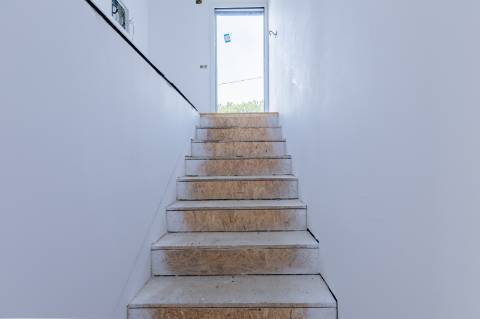 Elegante Moradia T3 + 1 Recém-Construída, Três Suites, Acabamentos Premium e Jardim Privativo