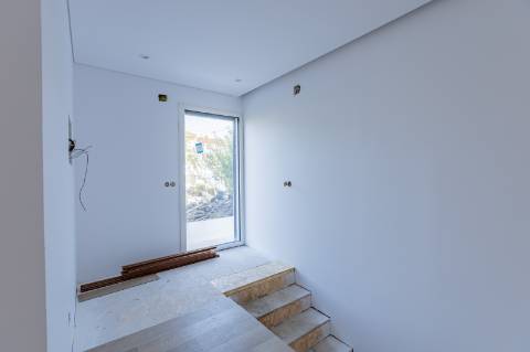 Elegante Moradia T3 + 1 Recém-Construída, Três Suites, Acabamentos Premium e Jardim Privativo