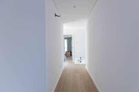 Elegante Moradia T3 + 1 Recém-Construída, Três Suites, Acabamentos Premium e Jardim Privativo