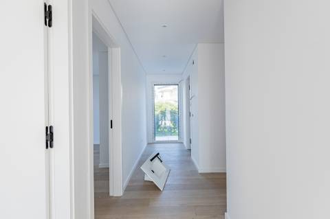 Elegante Moradia T3 + 1 Recém-Construída, Três Suites, Acabamentos Premium e Jardim Privativo