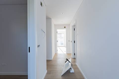 Elegante Moradia T3 + 1 Recém-Construída, Três Suites, Acabamentos Premium e Jardim Privativo