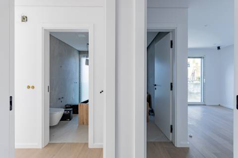 Elegante Moradia T3 + 1 Recém-Construída, Três Suites, Acabamentos Premium e Jardim Privativo