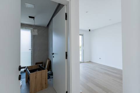 Elegante Moradia T3 + 1 Recém-Construída, Três Suites, Acabamentos Premium e Jardim Privativo