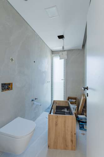 Elegante Moradia T3 + 1 Recém-Construída, Três Suites, Acabamentos Premium e Jardim Privativo