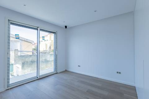 Elegante Moradia T3 + 1 Recém-Construída, Três Suites, Acabamentos Premium e Jardim Privativo