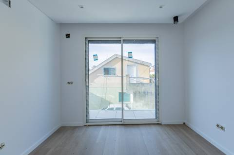 Elegante Moradia T3 + 1 Recém-Construída, Três Suites, Acabamentos Premium e Jardim Privativo