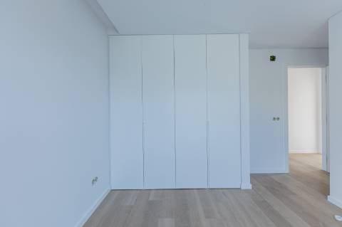 Elegante Moradia T3 + 1 Recém-Construída, Três Suites, Acabamentos Premium e Jardim Privativo