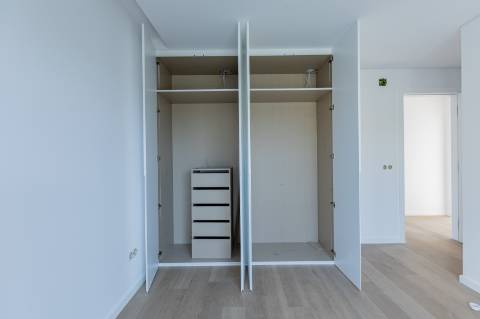 Elegante Moradia T3 + 1 Recém-Construída, Três Suites, Acabamentos Premium e Jardim Privativo