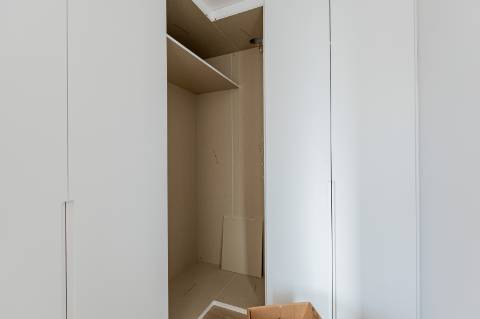 Elegante Moradia T3 + 1 Recém-Construída, Três Suites, Acabamentos Premium e Jardim Privativo