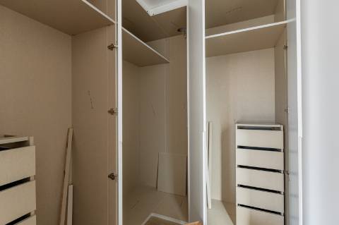 Elegante Moradia T3 + 1 Recém-Construída, Três Suites, Acabamentos Premium e Jardim Privativo