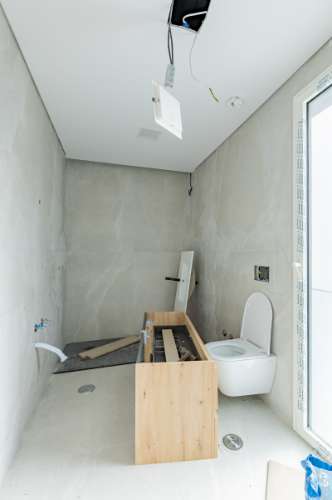 Elegante Moradia T3 + 1 Recém-Construída, Três Suites, Acabamentos Premium e Jardim Privativo