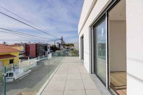 Elegante Moradia T3 + 1 Recém-Construída, Três Suites, Acabamentos Premium e Jardim Privativo