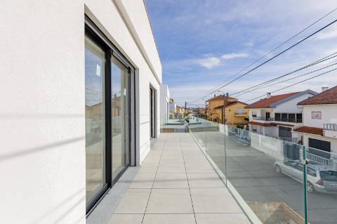 Elegante Moradia T3 + 1 Recém-Construída, Três Suites, Acabamentos Premium e Jardim Privativo