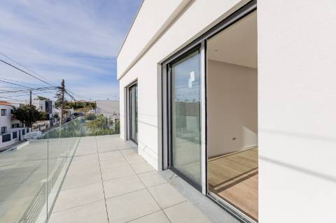 Elegante Moradia T3 + 1 Recém-Construída, Três Suites, Acabamentos Premium e Jardim Privativo