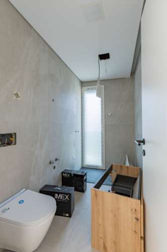 Elegante Moradia T3 + 1 Recém-Construída, Três Suites, Acabamentos Premium e Jardim Privativo