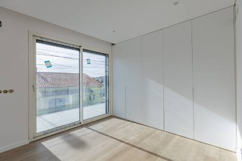 Elegante Moradia T3 + 1 Recém-Construída, Três Suites, Acabamentos Premium e Jardim Privativo