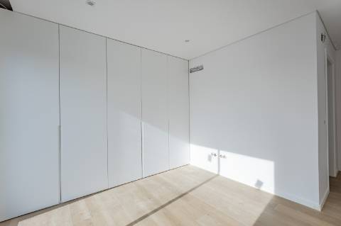 Elegante Moradia T3 + 1 Recém-Construída, Três Suites, Acabamentos Premium e Jardim Privativo