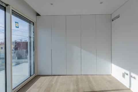 Elegante Moradia T3 + 1 Recém-Construída, Três Suites, Acabamentos Premium e Jardim Privativo