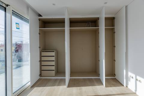 Elegante Moradia T3 + 1 Recém-Construída, Três Suites, Acabamentos Premium e Jardim Privativo