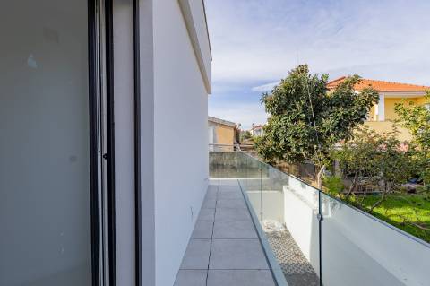 Elegante Moradia T3 + 1 Recém-Construída, Três Suites, Acabamentos Premium e Jardim Privativo