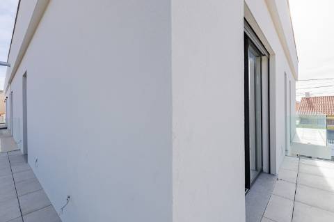 Elegante Moradia T3 + 1 Recém-Construída, Três Suites, Acabamentos Premium e Jardim Privativo