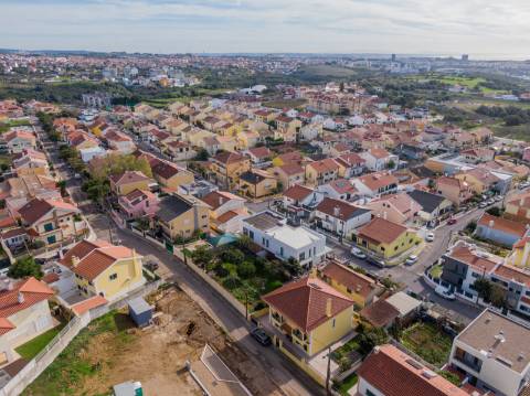 Elegante Moradia T3 + 1 Recém-Construída, Três Suites, Acabamentos Premium e Jardim Privativo