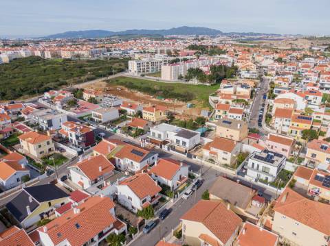 Elegante Moradia T3 + 1 Recém-Construída, Três Suites, Acabamentos Premium e Jardim Privativo