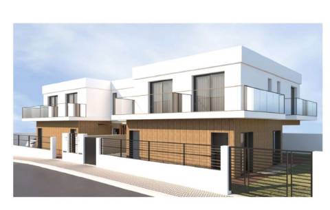 Elegante Moradia T3 + 1 Recém-Construída, Três Suites, Acabamentos Premium e Jardim Privativo