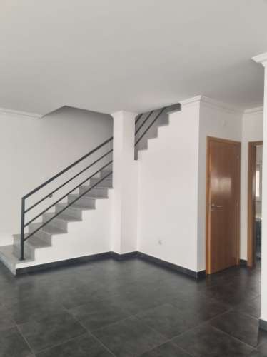 Distinta Moradia T3+1 Contemporânea com Logradouro Privado e Estúdio Évora, Património Mundial da UNESCO