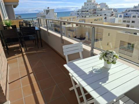 T1 com Vista Mar Permanente a 3 Minutos A Pé da Praia | Piscina, Garagem e Varanda