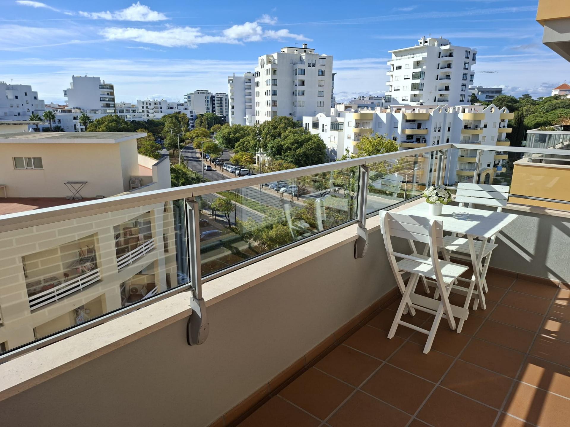 T1 com Vista Mar Permanente a 3 Minutos A Pé da Praia | Piscina, Garagem e Varanda