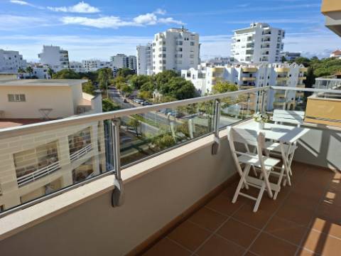 T1 com Vista Mar Permanente a 3 Minutos A Pé da Praia | Piscina, Garagem e Varanda