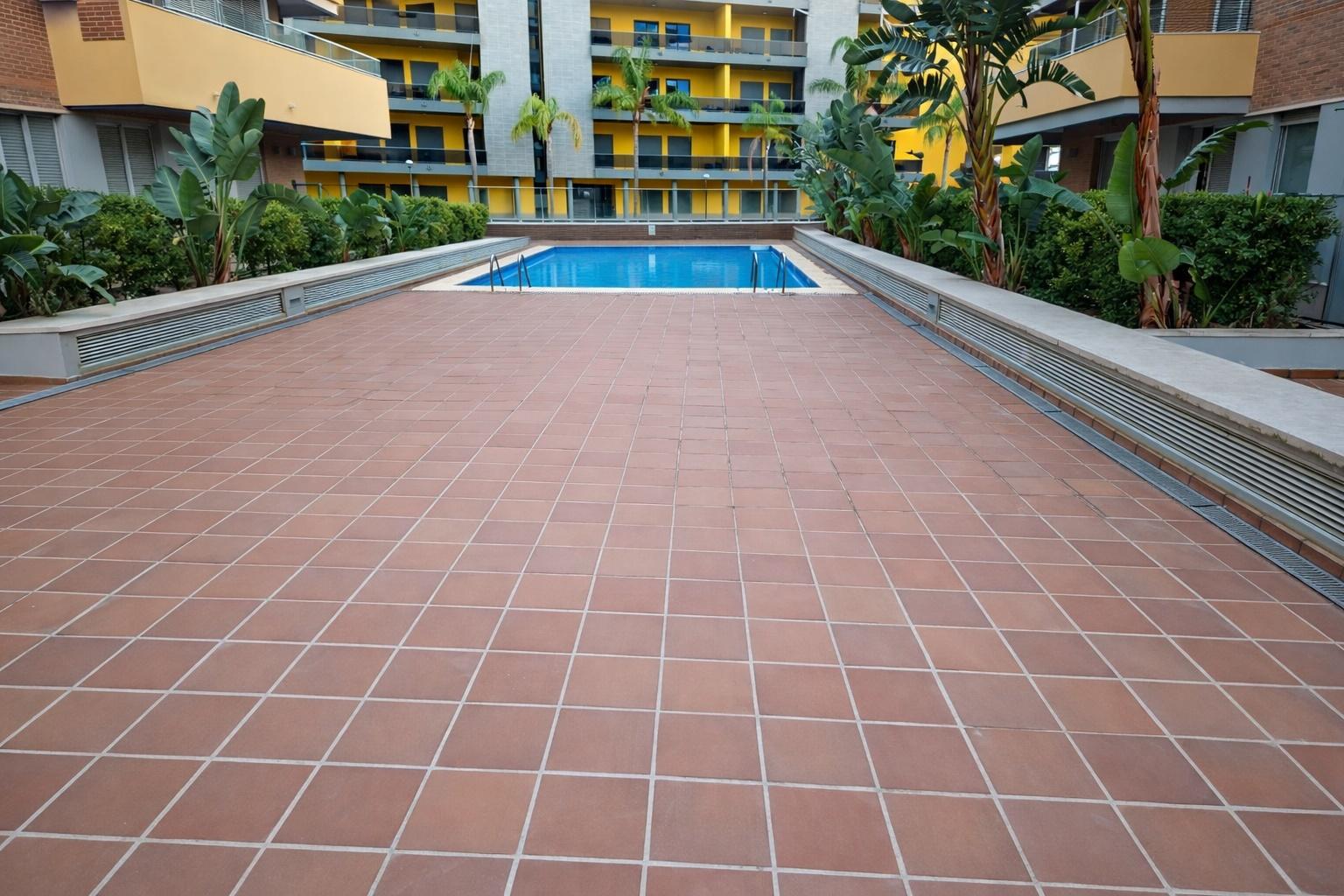 T1 com Vista Mar Permanente a 3 Minutos A Pé da Praia | Piscina, Garagem e Varanda