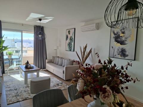 T1 com Vista Mar Permanente a 3 Minutos A Pé da Praia | Piscina, Garagem e Varanda